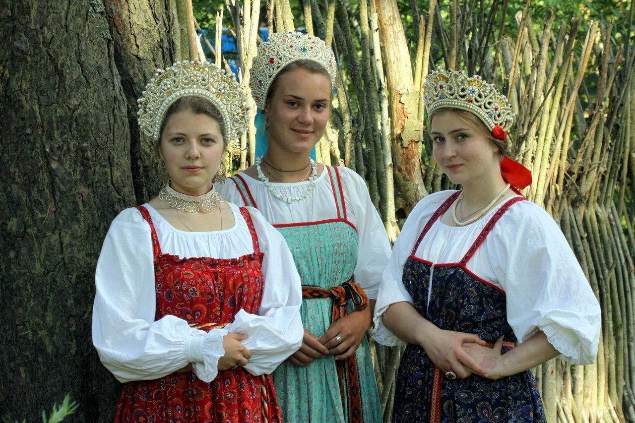 Sexy model Girls in Slavic costumes in Guadalupe